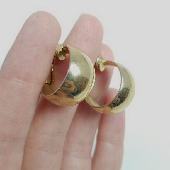 Vintage Wide Gold Tone Huggie Hoop Clip on Earrings, Classic Retro Style, Estate - Picture 5 of 5